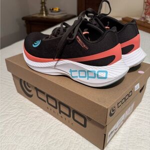 topo women’s running shoes SZ 7.5.
